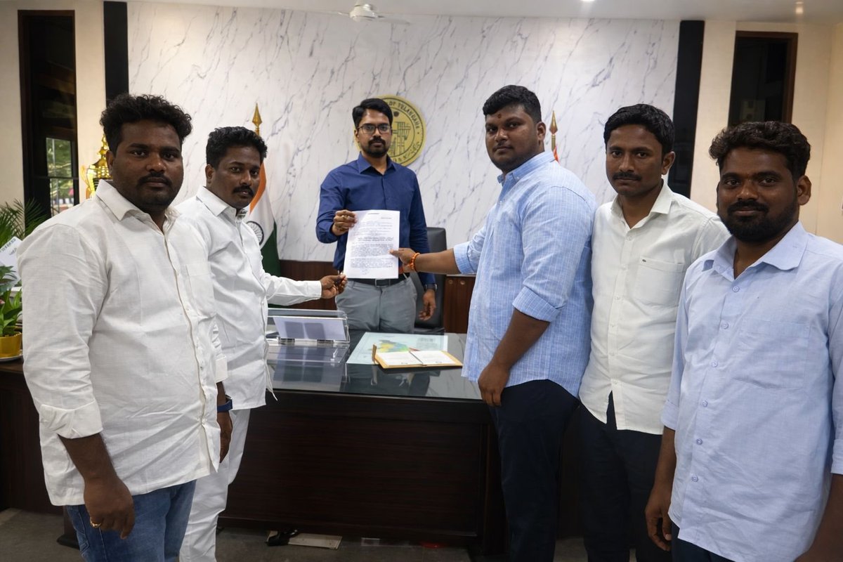BRSWanaparthy's tweet photo. BRSV వనపర్తి జిల్లా కమిటీ ఆధ్వర్యంలో

శ్రీ అక్షర స్కూల్ రికగ్నేషన్ క్యాన్సిలేషన్ పైన కఠిన చర్యలు తీసుకోవాలని. అలాగే యాజమాన్యం పైన చట్టపరంగా చర్యలు తీసుకోవాలని గౌరవ కలెక్టర్ గారికి బి ఆర్ ఎస్ వి వనపర్తి జిల్లా అధ్యక్షుడు హేమంత్ ముదిరాజ్ వినతి పత్రం ఇవ్వడం జరిగింది. https://t.co/ms8akHG7ry
