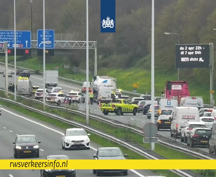 RWSverkeersinfo's tweet image. Drie rijstroken zijn dicht op de #A4 bij afrit Rijswijk-Plaspoelpolder na een ongeval waardoor de vertraging richting Rotterdam snel is opgelopen naar ruim 30 minuten. De berger is onderweg om de betrokken voertuigen mee te nemen.