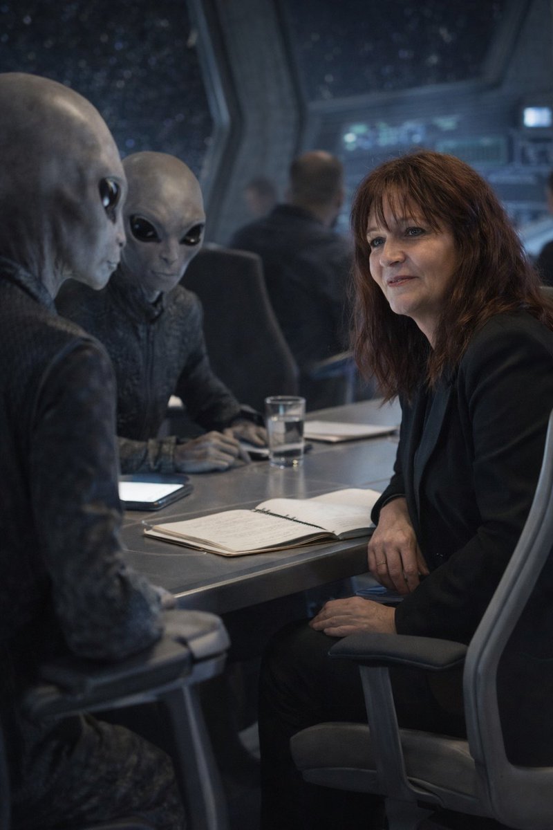 MichSelis's tweet photo. Trump zou de 👽📂 vrijgeven, sommigen gebruiken het als 1 april-grap… terwijl ergens al iemand ‘Project Blue Beam’ fluistert, en Vance er bovenop gooit dat het eigenlijk demonen zijn.

Kort samengevat: zelfs de aliens weten niet meer in welk verhaal ze zitten. 😅 https://t.co/qlpDhOiefb
