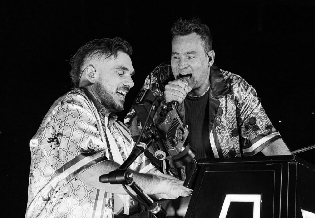 PBDelirante's tweet photo. "Por momentos entre
toda esa multitud, solo veo a mi
hermano, que tanto ha luchado. Lo
veo repartiendo ternura y
regalando poesía a cada persona
que está allí"

Bambi sobre Chano ♥️ https://t.co/7DVA6gP4qO