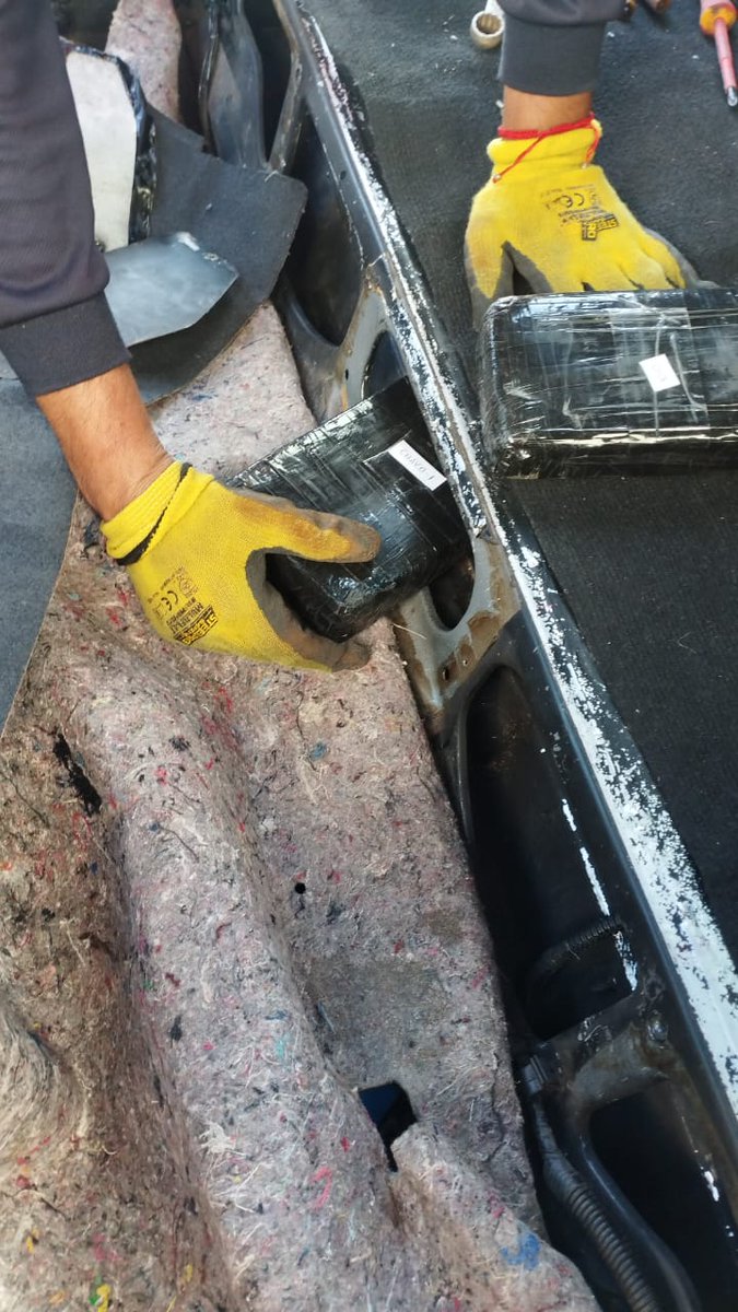 AduanaCL's tweet photo. En la avanzada #ElLoa, Aduana de Iquique detectó más de 68 kg de cocaína base y clorhidrato ocultos en una camioneta. La revisión con camión escáner reveló compartimientos adaptados 🚛🔍 https://t.co/oLT7s0oMio