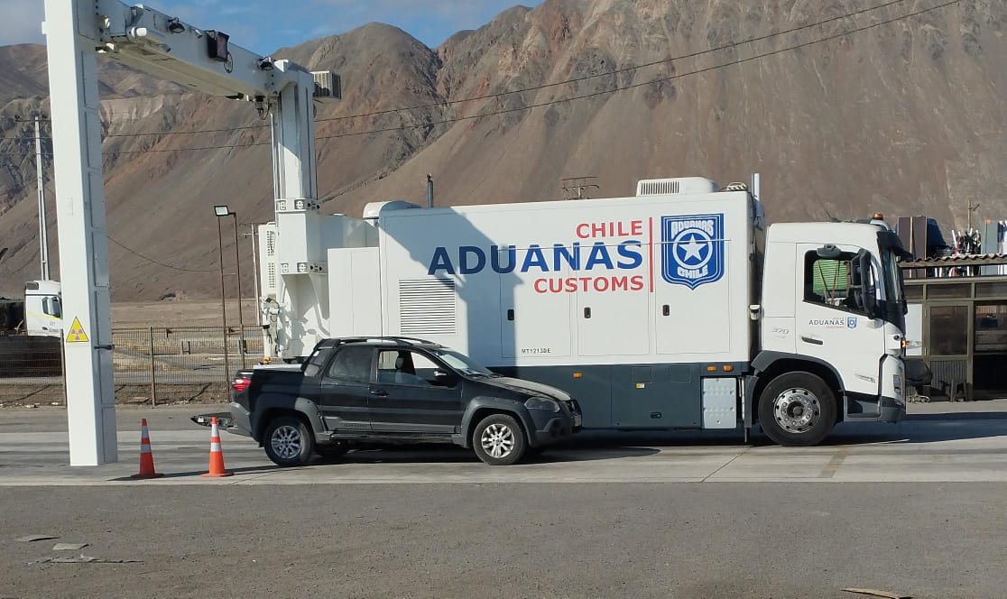 AduanaCL's tweet photo. En la avanzada #ElLoa, Aduana de Iquique detectó más de 68 kg de cocaína base y clorhidrato ocultos en una camioneta. La revisión con camión escáner reveló compartimientos adaptados 🚛🔍 https://t.co/oLT7s0oMio