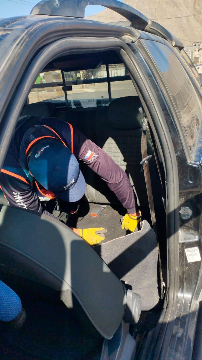 AduanaCL's tweet photo. En la avanzada #ElLoa, Aduana de Iquique detectó más de 68 kg de cocaína base y clorhidrato ocultos en una camioneta. La revisión con camión escáner reveló compartimientos adaptados 🚛🔍 https://t.co/oLT7s0oMio