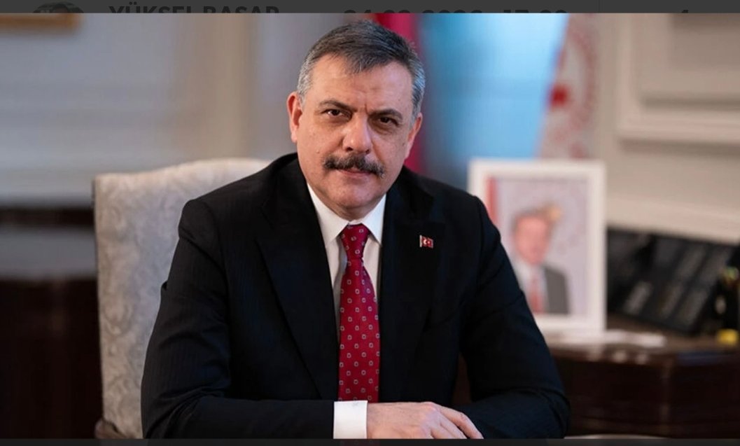 bombacimlym3's tweet photo. İçişleri Bakanımız Sayın Mustafa ÇİFTÇİ bakanımız... @mustafaciftcitr 

Her yıl 10 Nisan Polis Haftası yaklaşırken Emniyet Teşkilatı personeli umutlanıyor...

Ancak yıllardır aynı tabloyla karşılaşıyor maalesef...

Zira diğer kurumlara yönelik ekonomik düzenlemeler hayata geçirilirken polis yine görmezden geliniyor... 

Bu durum aidiyet duygusunu zedeliyor, motivasyonu düşürüyor, çalışma huzurunu bozuyor...

Personelin beklentisi çok net Sayın Bakanım...

Ekonomik refahı artıracak somut adımlar, özlük haklarında gerçek iyileştirmeler ve Polis Meslek Kanunu yönünde ciddi düzenlemeler bekliyor sizden...

Emniyet Teşkilatı personeli bu 10 Nisan’da bir kez daha hayal kırıklığı yaşamak istemiyor...

Sizden umutlu olduğumuzu ısrarla dile getiriyoruz...

Lütfen bizi hüsrana uğratmayın...
@KollukDer