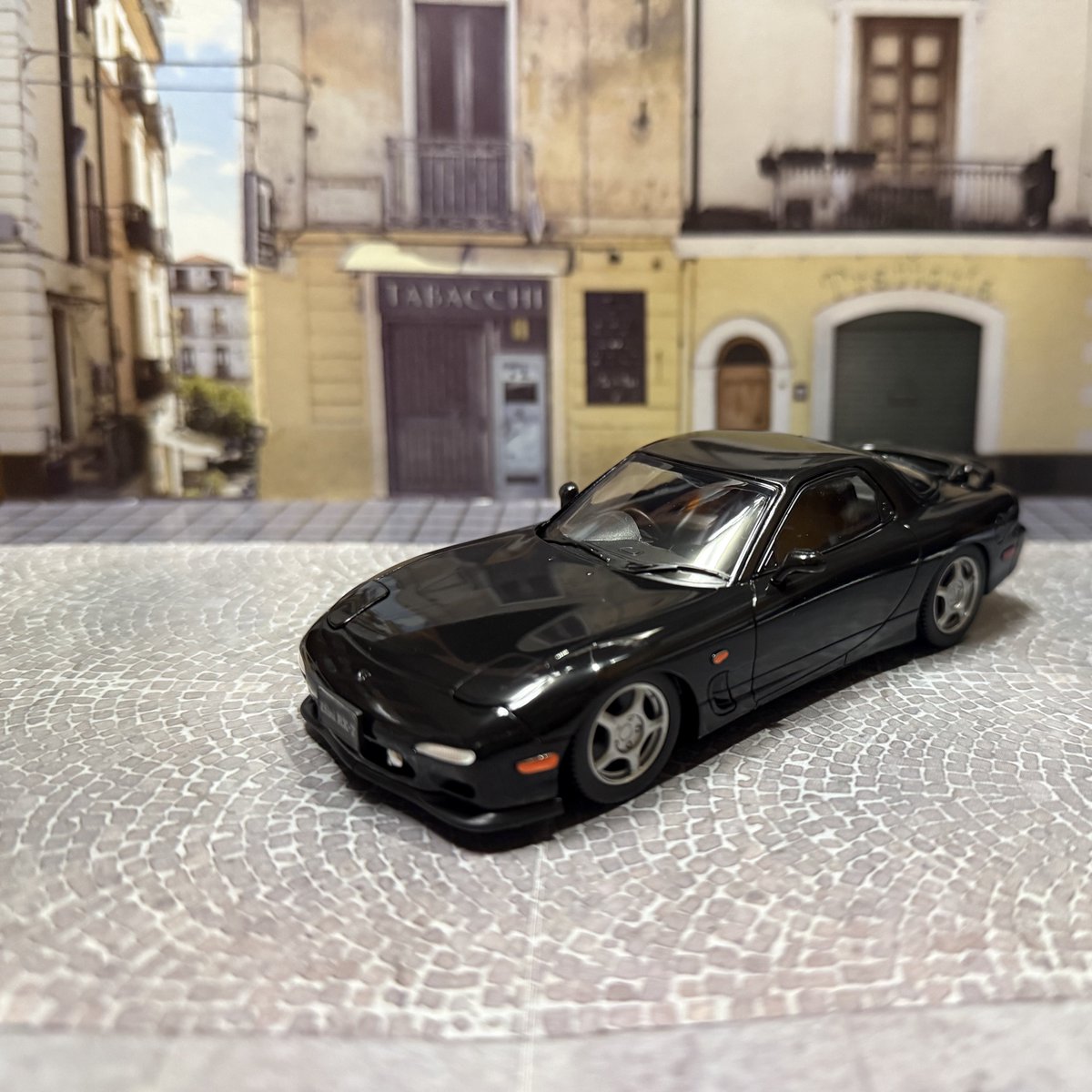 rx08se3p's tweet photo. 楽プラ1型FD3S RX-7 完成です。

付属の背景ペーパークラフトもいい感じです。 https://t.co/h95jP5HXjx