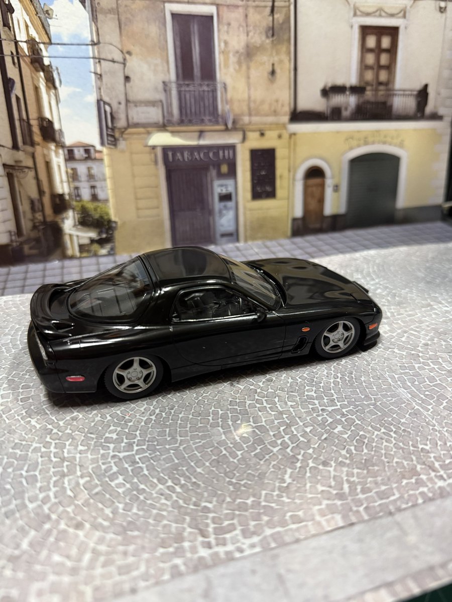 rx08se3p's tweet photo. 楽プラ1型FD3S RX-7 完成です。

付属の背景ペーパークラフトもいい感じです。 https://t.co/h95jP5HXjx