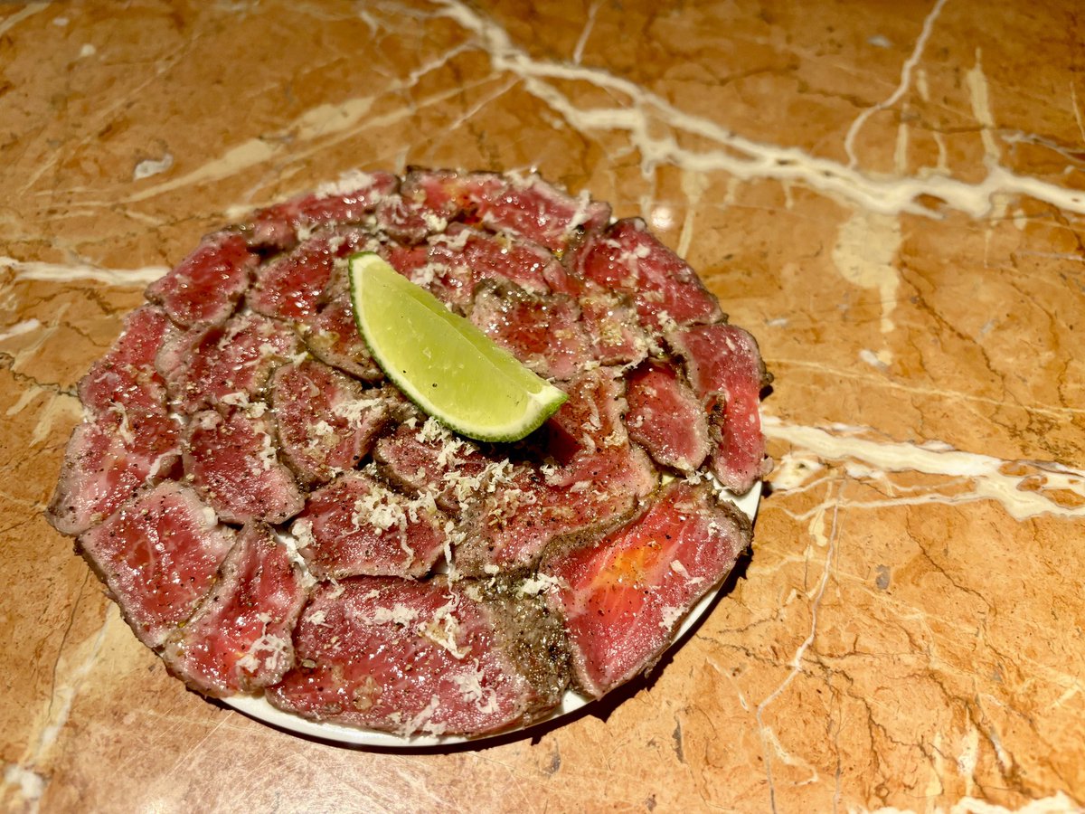 mosao_style's tweet photo. 今泉『 Carbo(カルボ) 』。パリパリ包み揚げが食べたくて2026.04
この日は珍しくみんなで洒落飲み。いやはや相変わらずの人気店だ。まずは赤牛の炙りカルパッチョやパテ、よかアテやな〜♪あと、鮮魚のパリパリ包み揚げとかウフマヨとか。はい、オレンジワインなんぞ飲んでみたりww https://t.co/SCzA9y6jLK