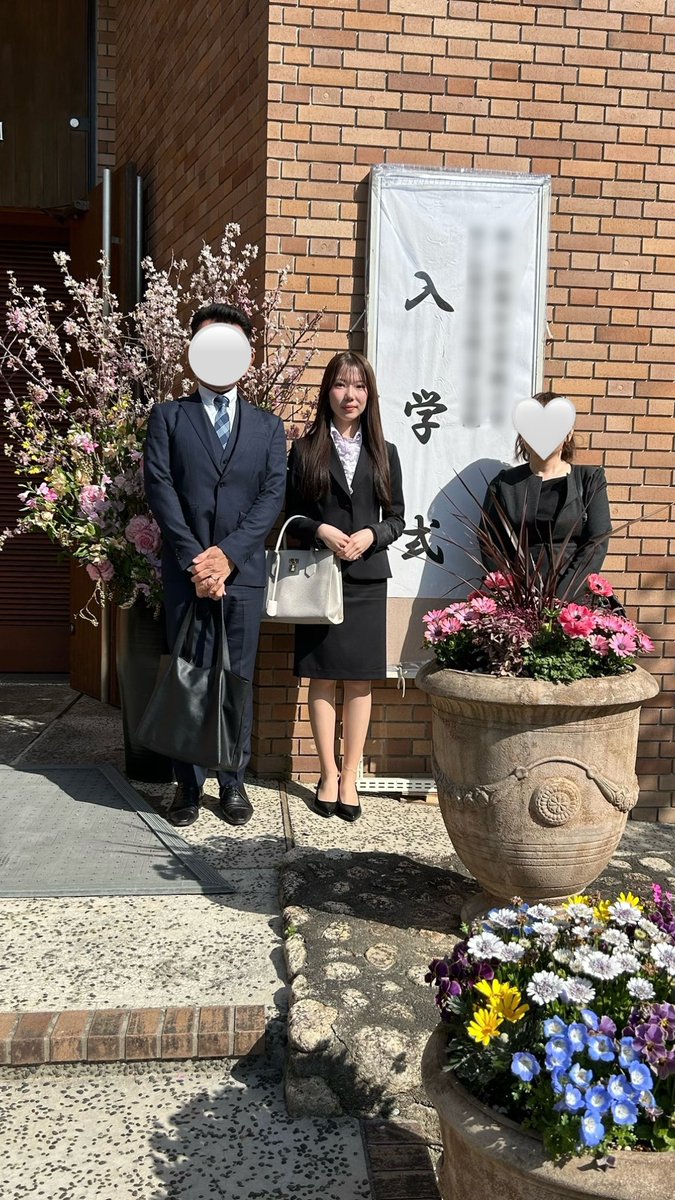 knn_3o's tweet photo. 今日から4月ですね🌸
電車に乗ったらスーツ着てる新大学生？がたくさんいて今日から4月なことに気づきました😂
私の大学の入学式は緊張して写真見返したら表情が固い😳
新大学生のみなさんご入学おめでとうございます🌸 https://t.co/YyunGJWraQ