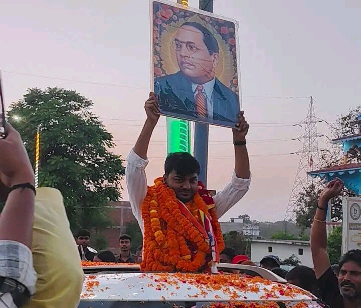 PCS परीक्षा पास कर गांव पहुँचे शैलेन्द्र कुमार गौतम..
 जिला मऊ उत्तर प्रदेश
#पीसीएस #बधाई_हो 
#जय_भीम