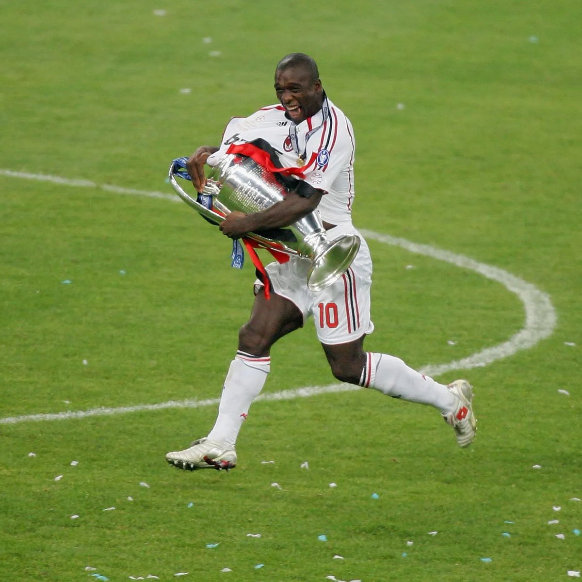 Bugün tarihte Şampiyonlar Ligi'ni 3 farklı takımla kazanmayı başarmış tek futbolcunun doğum günü.

1994/95 - Ajax
1997/98 - Real Madrid
2002/03 - 2006/07 - Milan

🥳 İyi ki doğdun The Professor.