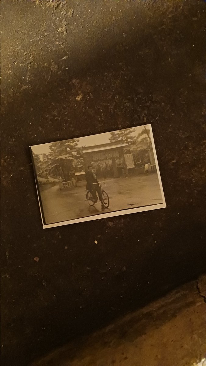 吉田寮の現棟明け渡しに伴い、寮生たちは新棟へと引越しを終えた。
​引越し作業の合間、長年使い込まれた寮の暗室を大掃除した。ここは約60年前、後にジャーナリストとして活躍することになる一人の寮生が作り上げた場所だ。
​最後に、彼の若き日の写真を焼き、その一枚を残してきた。