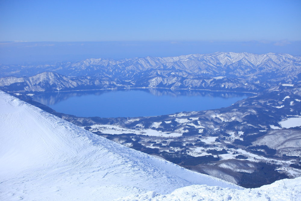 mt_qt's tweet photo. #3月を写真4枚で振り返る

１．秋田駒ヶ岳山頂・男女岳より
２．男女岳より念願の滑降
３．乳頭山山頂より秋田駒、鳥海山の眺望
４．浅草岳　ヤヂマナ沢左岸尾根を滑降

１ヶ月先の初夏の陽気の今、シーズン終了の前倒しも視野に。行きたいところは行ける時に行っておくべきと強く思います。 https://t.co/zrjNgaVTsi