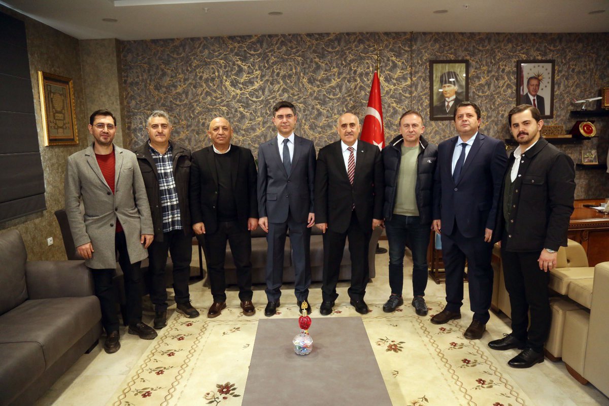 huseyintanfer's tweet photo. Erzurum’umuzun sağlık alanındaki en mühim merkezlerinden biri olan Erzurum Şehir Hastanesi’nde, Başhekimlik görevine tevdi edilen kıymetli hocamız Dr. Öğr. Üyesi Mesud Fakirullahoğlu’na hayırlı olsun ziyaretinde bulunduk.

Devletin emaneti olan bu ulvi vazife, ancak ehil ve liyakatli kadroların omuzlarında yükselir. Kıymetli hocamızın bilgi, birikim ve tecrübesiyle bu görevi en iyi şekilde ifa edeceğine olan inancımız tamdır.

Sağlık, sadece bir hizmet değil; milletin huzuru, devletin güvencesidir. Erzurum Şehir Hastanesi’nde yürütülecek her çalışma, insan hayatına dokunan bir vefa ve sorumluluk örneği olacaktır.

Nazik kabulleri ve samimi ev sahiplikleri için kendilerine teşekkür ediyor, yeni görevlerinin kendileri, şehrimiz ve aziz milletimiz için hayırlara vesile olmasını temenni ediyorum.

Rabbim yar ve yardımcıları olsun. Devletimiz daim, milletimiz kaim olsun.