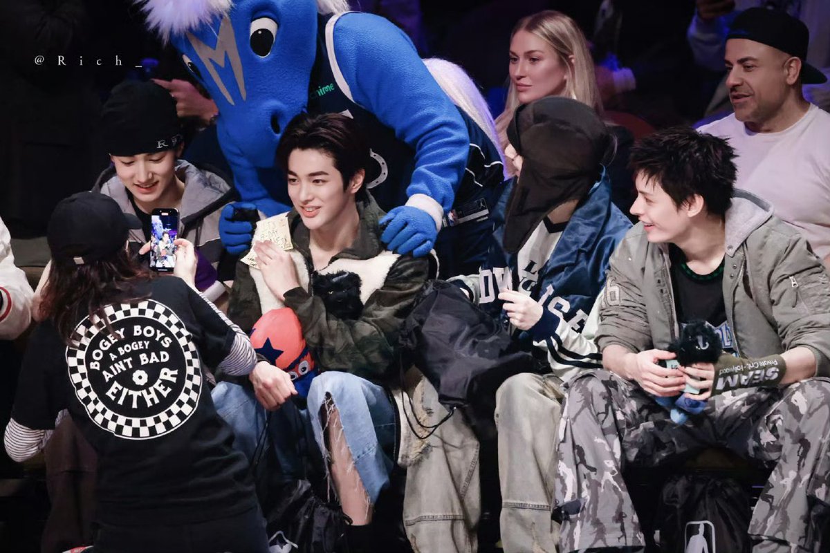 KEONHO VIETNAM BASE tweet media