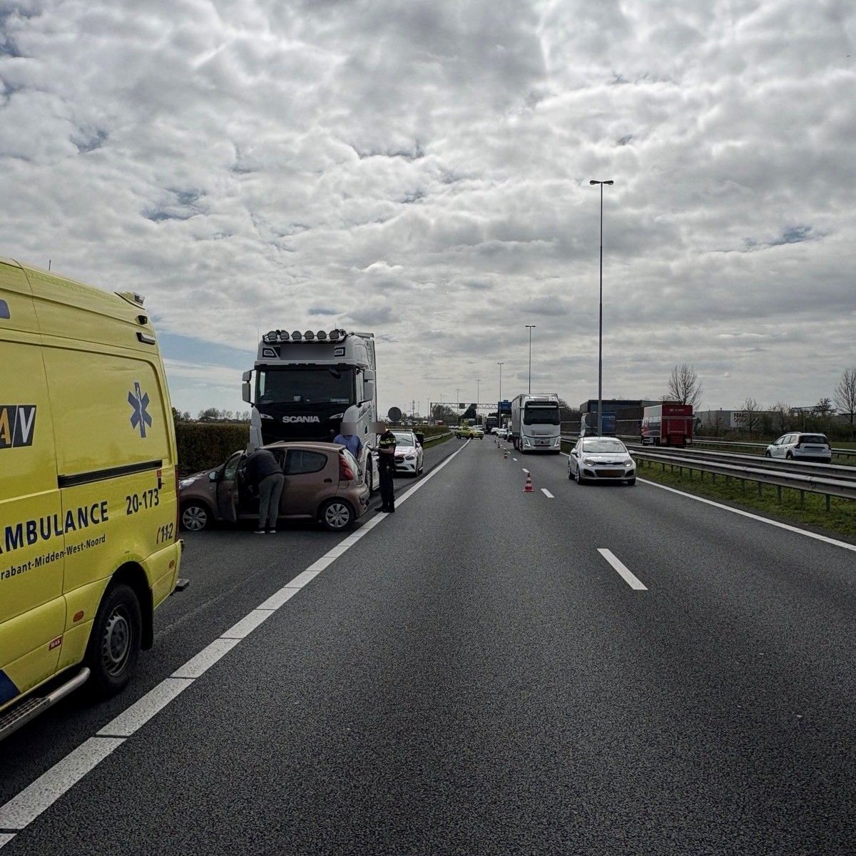 Rechterrijstrook A27 richting Gorinchem dicht door ongeval