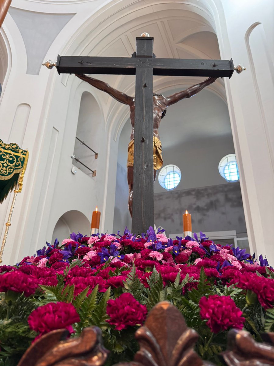 DoctrinosAlcala's tweet photo. ⚫️🔴El Cristo Universitario de
los Doctrinos se encuentra en su paso a la espera de poder salir un nuevo #JuevesSanto
 
Porta en su trono 1000 claveles de color burdeos y rosa jaspeado convinado con orquídeas de color burdeos y flor de iris⚫️🔴 https://t.co/GCCk6C4ADm