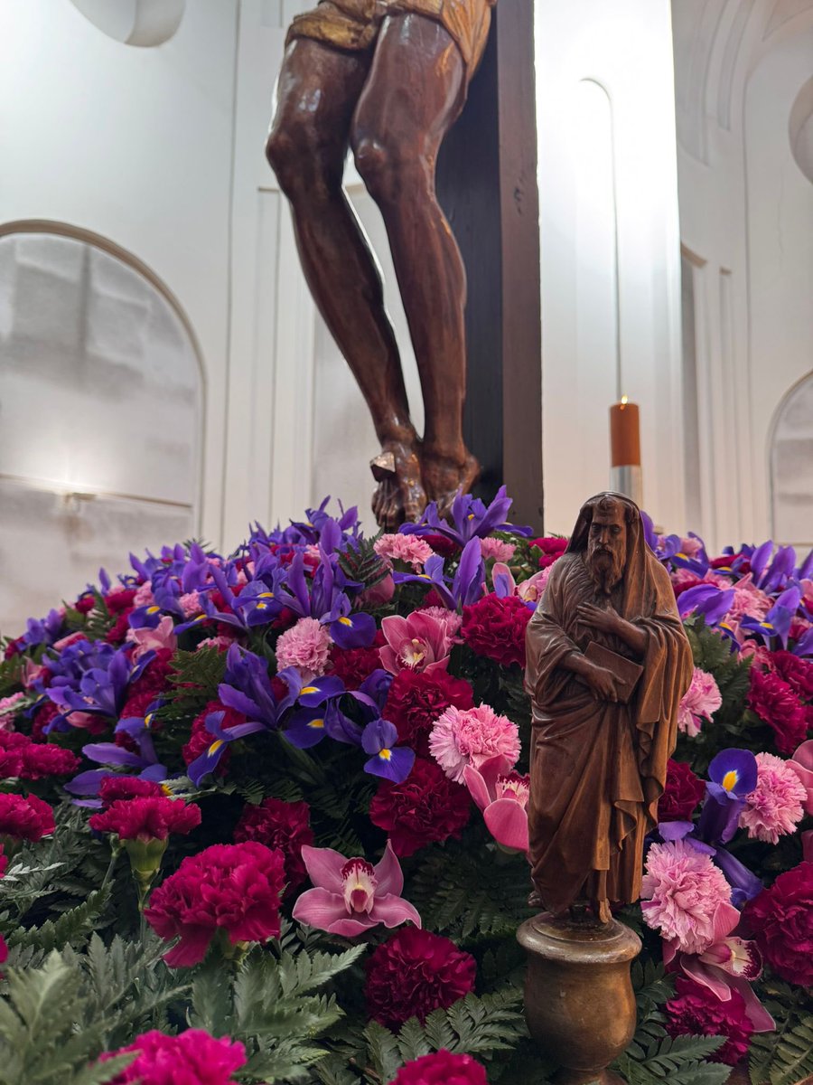 DoctrinosAlcala's tweet photo. ⚫️🔴El Cristo Universitario de
los Doctrinos se encuentra en su paso a la espera de poder salir un nuevo #JuevesSanto
 
Porta en su trono 1000 claveles de color burdeos y rosa jaspeado convinado con orquídeas de color burdeos y flor de iris⚫️🔴 https://t.co/GCCk6C4ADm