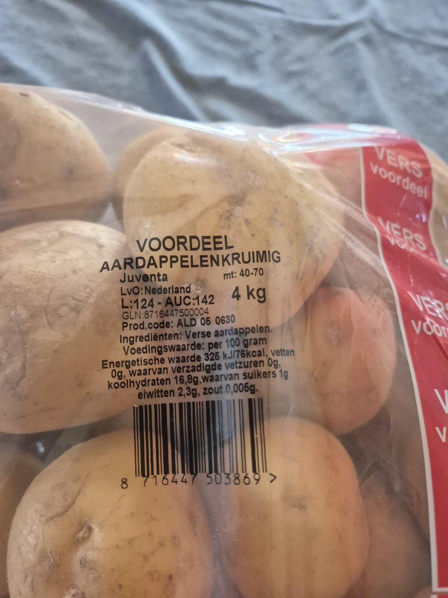 melkgeiten's tweet photo. We eten vanavond weer #aardappelen, nu maak ik er puree van. Heerlijke #spitskool stoofpot bij, jammie. Goedkoper kun je tegenwoordig niet eten, bij Dirk voor € 0.12 https://t.co/TSDQAjRwFo Wel zélf schillen hè.... En alles van Hollandse bodem!!
#weeszuinigopNLboeren
#NLvoedsel https://t.co/2YwfPkHaUy