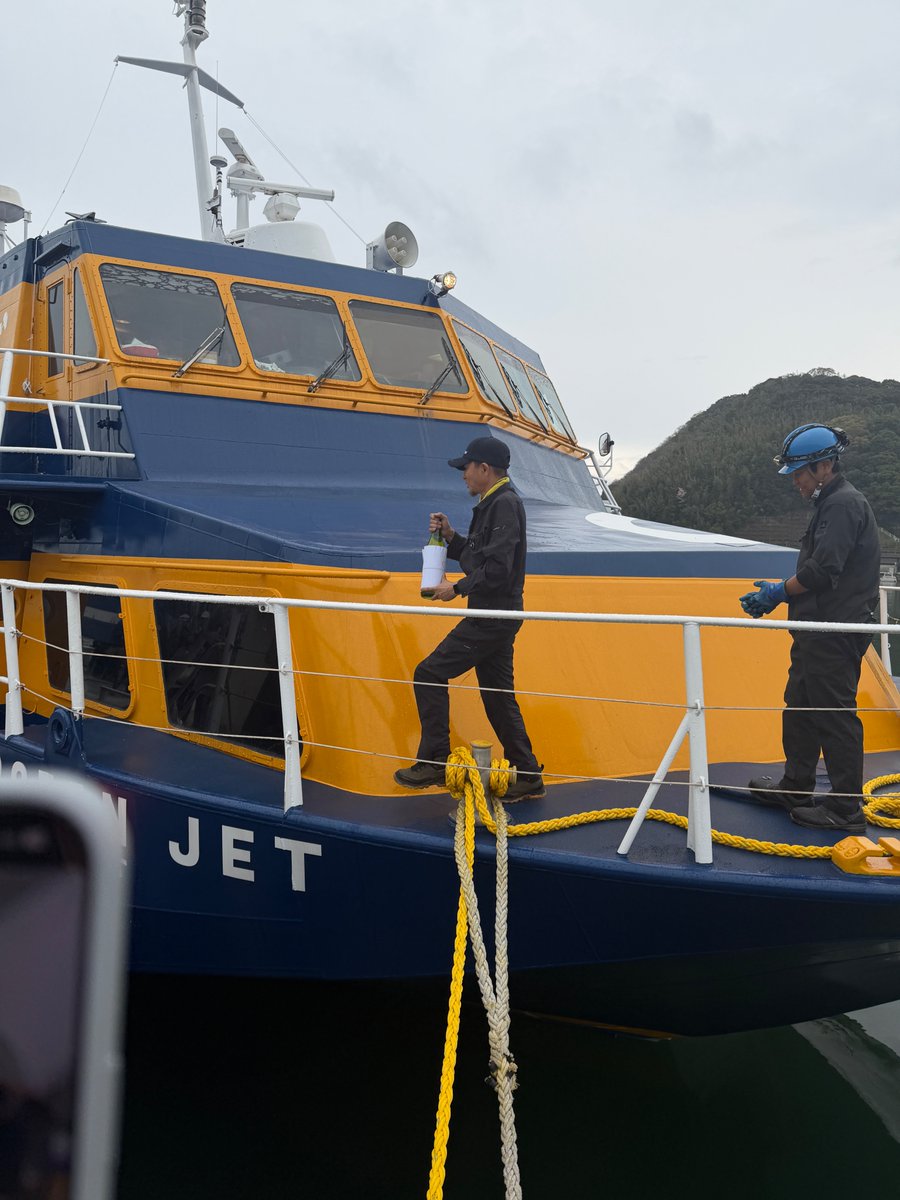 「つむぎ」は、本日9時30分に佐賀県の佐賀造船鉄工所を沖縄に向けて出港しました。
現地では多くの関係者が見守るなか、沖縄への帰港を目指しての船出となりました。
4月3日の到着を予定しております。
沖縄で皆様にお披露目できる日まで、引き続き安全第一で回航を続けてまいります。