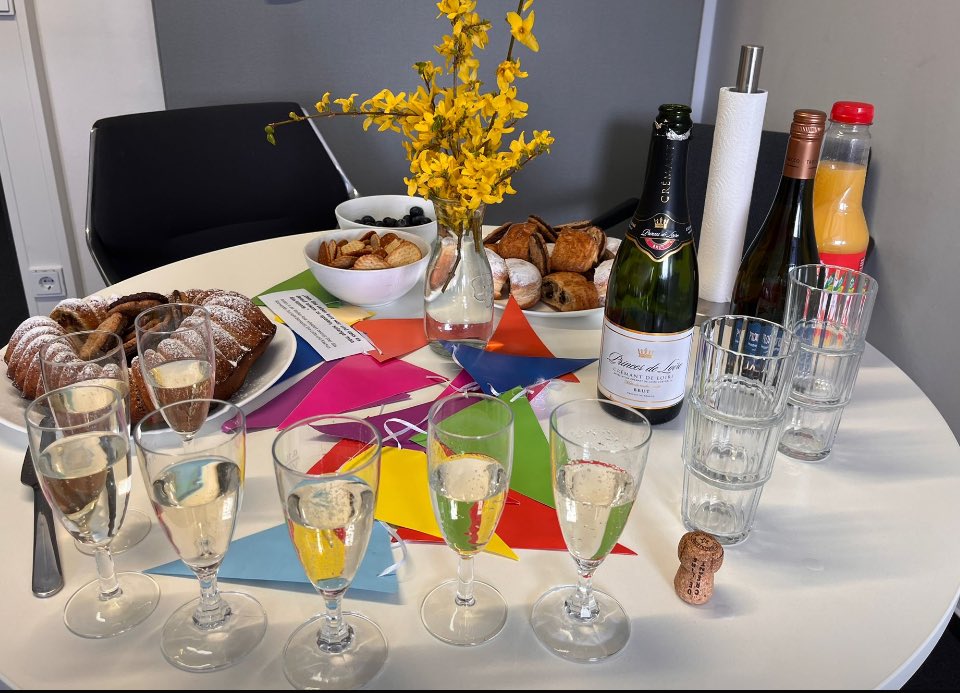 Woke up feeling like shit today, braced for a lot of stupid April Fools' Day jokes …totally forgot it was someone‘s birthday at work…Result: we joked around while enjoying cake and bubbly…being in the office was actually fun ✌️😁

Enjoy your day, ppl!!! 💫