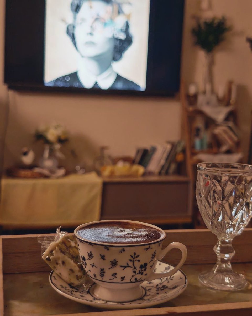 رتب اليوُم لنفسّك، استمتع بتفاصِيله، عِش فِيه وقتًا لطيفًا، افعل الأشياء التي تحِبها .. لا تفكر بالأمِس ولا تنشغل بالغد ، عش يومك فقط .