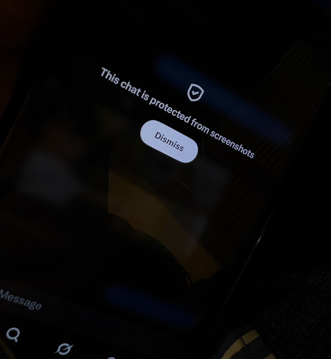 เพิ่งรู้ว่าเดมมันอัปเดตใหม่ ต่อไปนี้เราสามารถตั้งค่า block screenshots ไม่ให้อีกฝ่ายแคปแชทในเดมได้แล้วอะ เพราะถ้าแคปแล้วจะขึ้นงี้ เลย แล้วอันที่แคปไปคือจอดำเลยนะ5555555