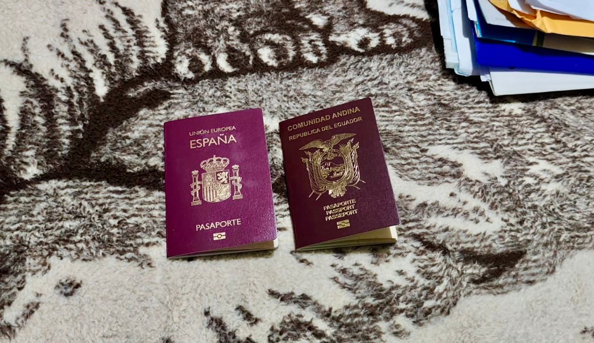 radio_pichincha's tweet image. 🛑#Atención | En el marco de una investigación por el presunto delito de enriquecimiento ilícito, #Fiscalía lideró un operativo ejecutado esta madrugada en #Manabí, #Pichincha, #LosRíos y #Guayas. Entre los indicios levantados constan computadores, teléfonos, documentos y dinero.