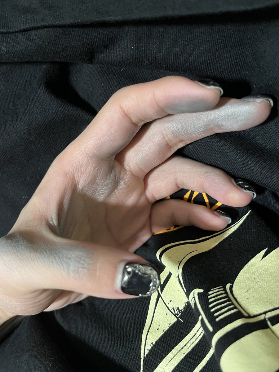 メタルボールヤスリで磨いてたら手真っ黒なった

落ちない

ライブの日黒かったら察して