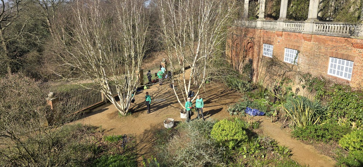HeathHands's tweet image. Our latest community newsletter is out - you can read it or subscribe here: mailchi.mp/d0f033dc9750/n…

(pictured below - our volunteers at the Hill Garden and Pergola - photo c. A. Hunt).