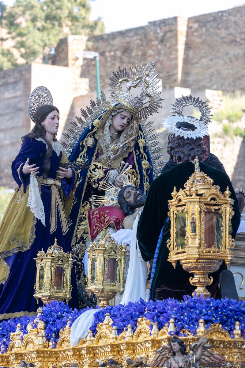 🔔 VIERNES SANTO | La Hermandad pasará en completo silencio por un tramo de su itinerario de ida. Con ello se facilitará el acercamiento y la participación como público de las personas con hipersensibilidad auditiva. #CofradíasMLG

▶️ C/ Victoria, 54.
⏸️ C/ Victoria, 17.