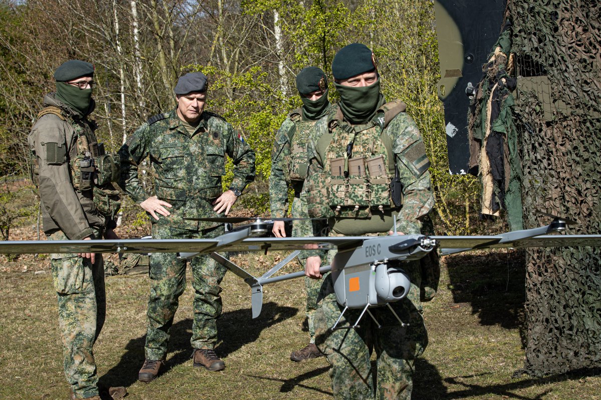 Generaal Onno Eichelsheim tweet media