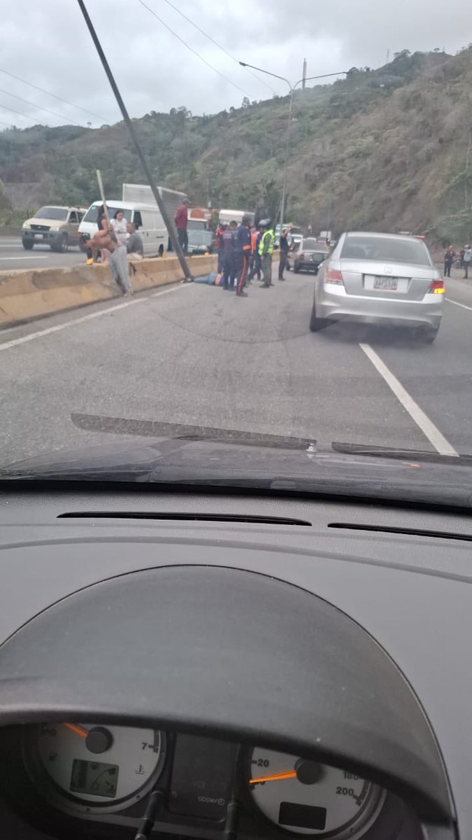 albertoprato02's tweet image. Atentos y pendientes: 07:45am, #Miranda, #ARC Autopista Regional del Centro, reportan accidente altura de maitana 2. Pasando la curva de la pantaleta. Sentido Valencia. Un motorizado caído en el lugar y lamentablemente producto de la colisión, el mismo falleció.