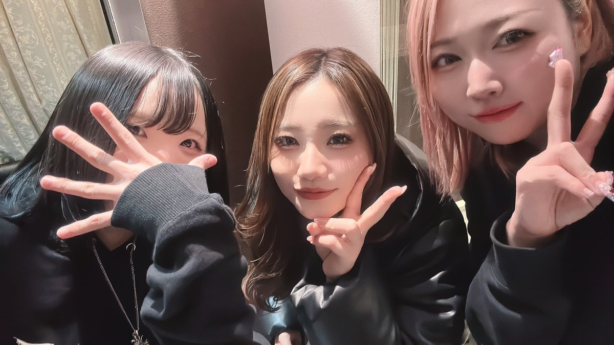 まんなか tweet media