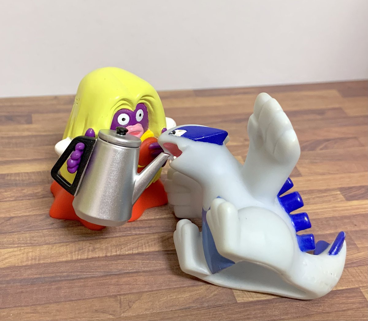 何にでも液体を注ぐルージュラ tweet media