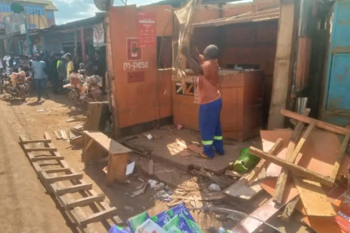 mediacongo's tweet photo. #KongoCentral: Démolition des constructions anarchiques à #Kimpese sur la #RN1. Cette opération de 30 jours, menée par l'Aménagement du territoire et la #PNC, vise à assainir l'espace urbain sans indemnisation. Une seconde phase ciblera les bâtisses en matériaux durables
https://t.co/7fpNccw4pU