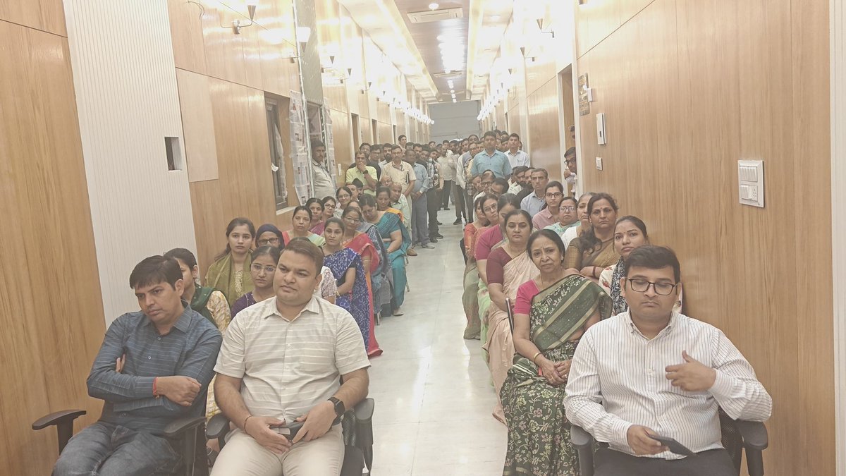 DRMJodhpurNWR's tweet image. मंडल रेल प्रबंधक कार्यालय में आयोजित कार्यक्रम में भारत की पहली महिला पर्वतारोही एवं पद्मश्री श्रीमती संतोष यादव ने वरिष्ठ अधिकारियों एवं रेल कर्मचारियों को पर्यावरण संरक्षण एवं जल बचत के महत्व के बारे में प्रेरित किया।
#SaveWater #Environment #IndianRailways #Inspiration