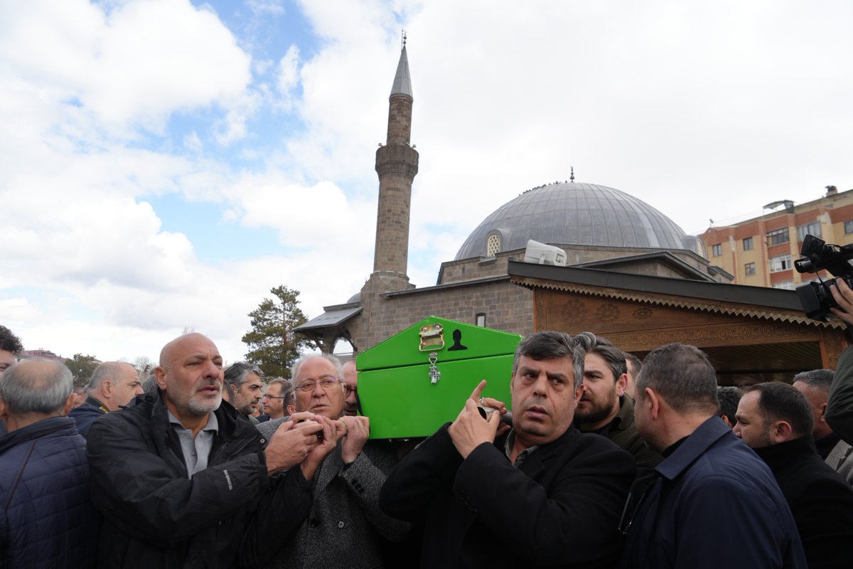 kios_tv's tweet photo. Gazeteci Feridun Fazıl Özsoy son yolculuğuna uğurlandı

Doğu Anadolu Gazeteciler Cemiyeti ve Federasyonu Onursal Başkanı,  Erzurum basının duayen ismi Feridun Fazıl Özsoy dualarla son  yolculuğuna uğurlandı. https://t.co/toZMZZKStJ