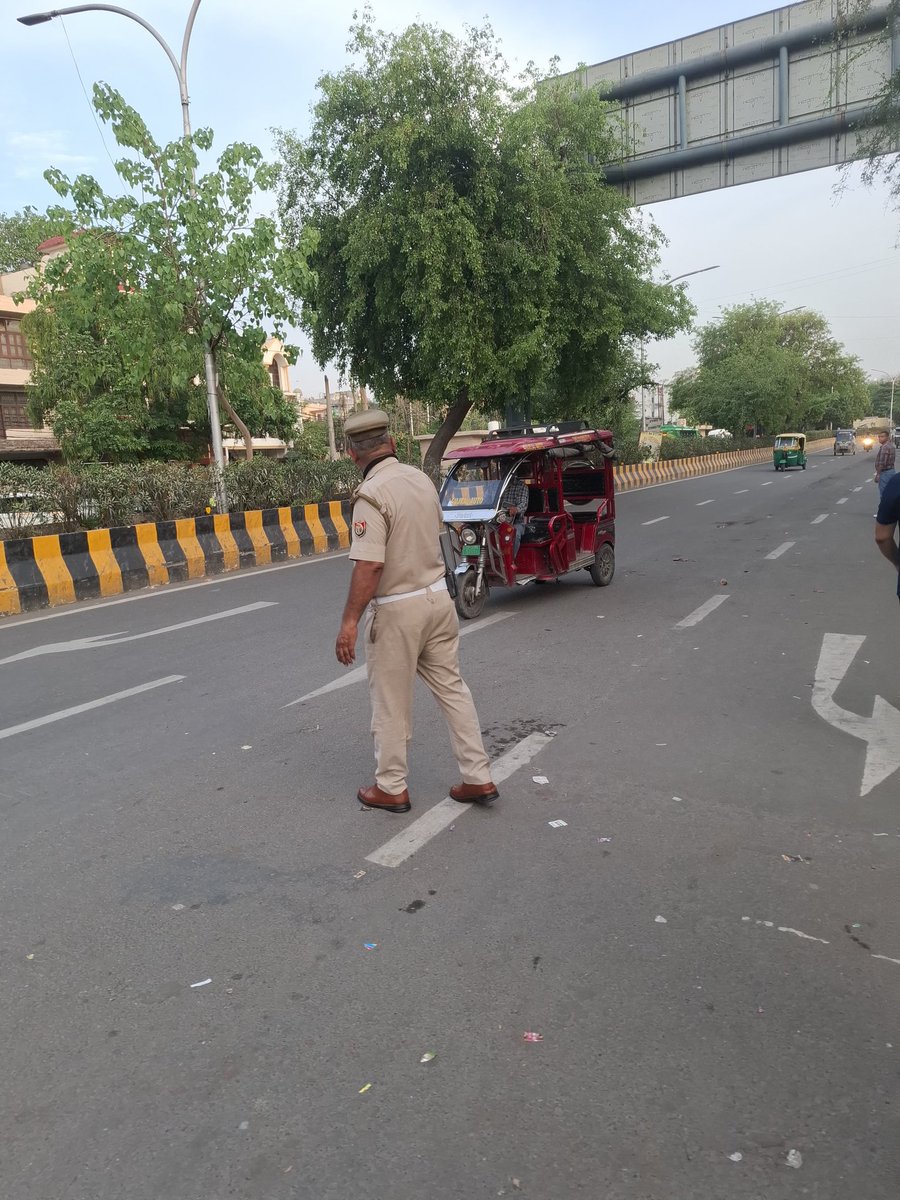 Noida Traffic Police tweet media