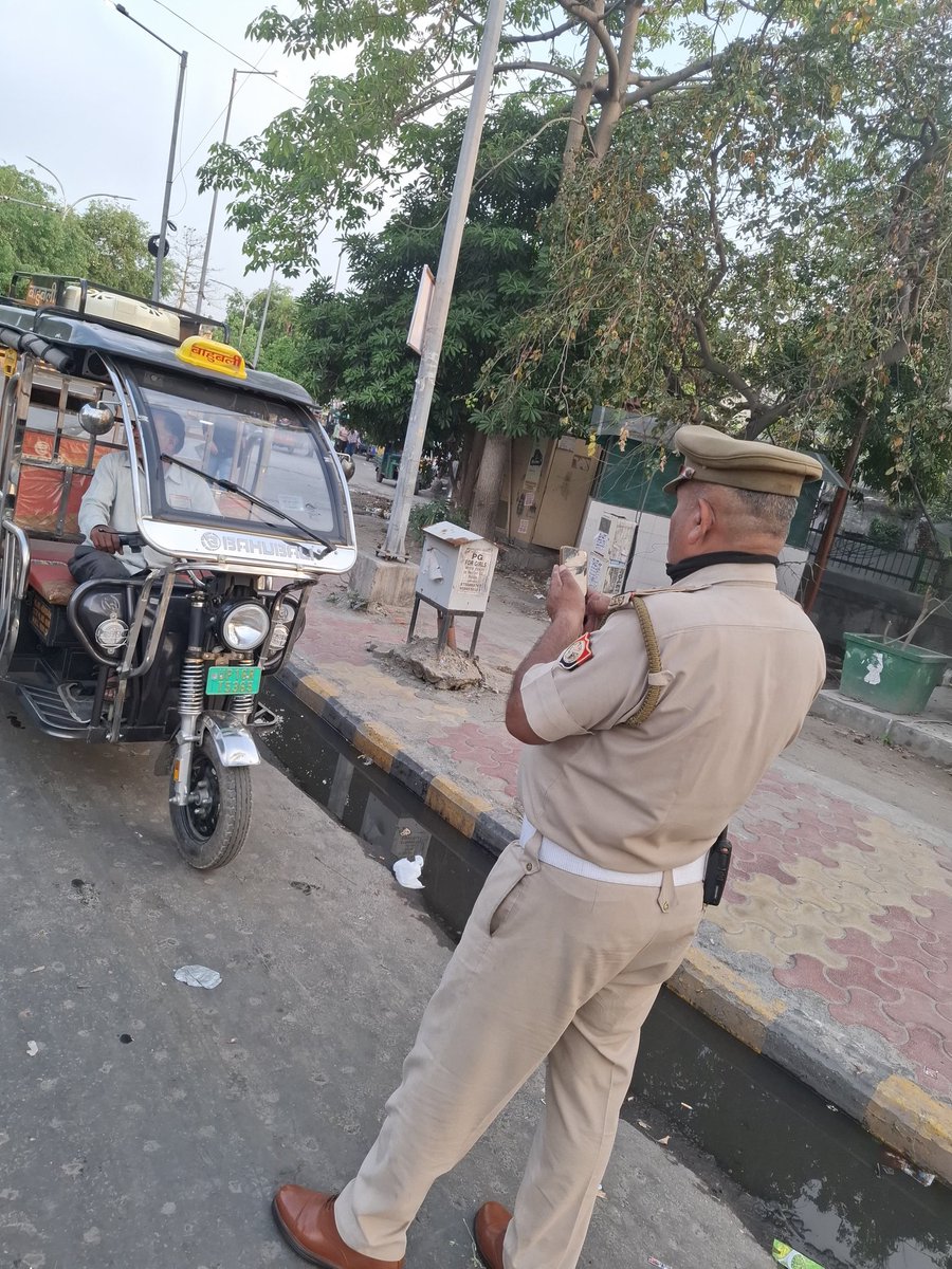Noida Traffic Police tweet media