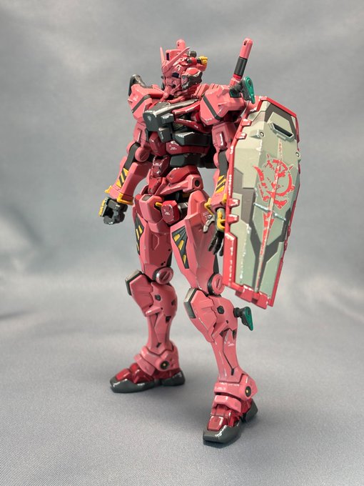 2体目。赤いガンダム(UC0085)全塗装完成しました。塗料は同じ水性ホビーカラーのジークアクスカラーですがこちらは黒サフで立ち上げてややウェザリングで塗装剥げを追加してあります。