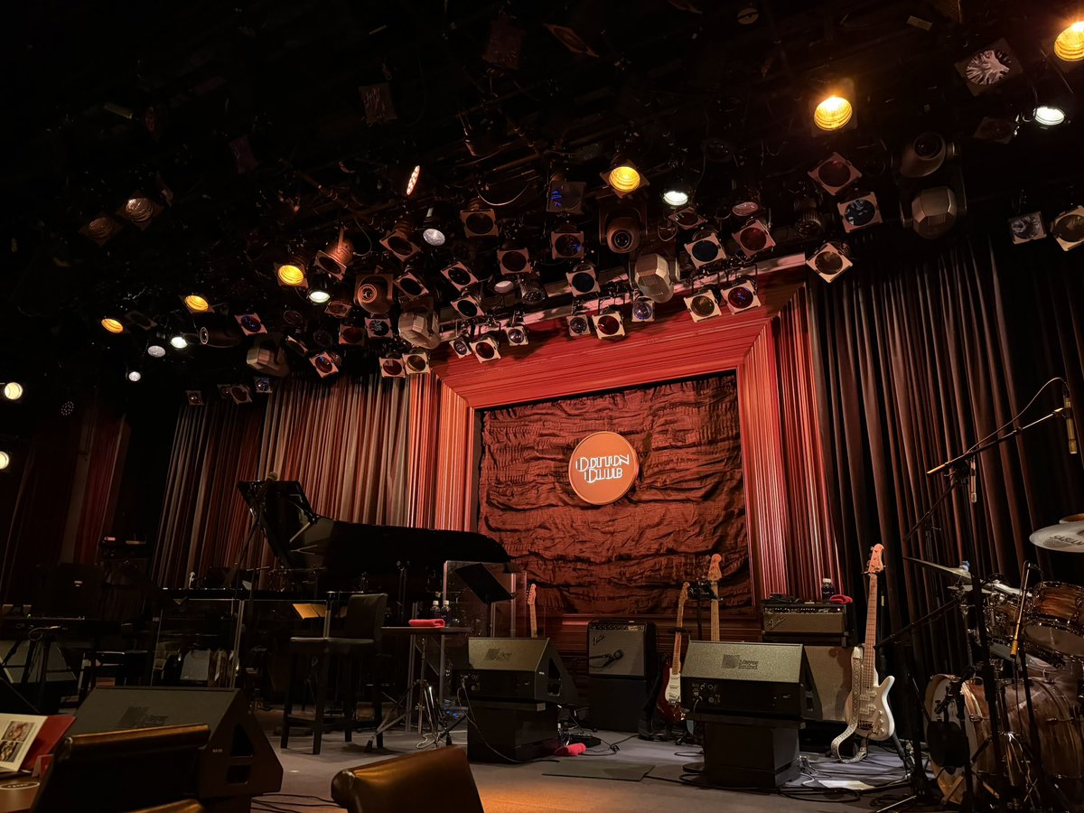 ysmr920's tweet photo. ジャージー・ボーイズで何度も心を掴まれた歌声をライブで聴ける日が来るなんて思わなかった…！
優しさと愛情の深さが歌声から伝わってきました。

My eyes adored youが大好きだから聴けて幸せでした😭
そして「上を向いて歩こう」で涙出た
幸せな時間をありがとうございました🤍

#JhonLloydYong https://t.co/i6sjbKNKZV