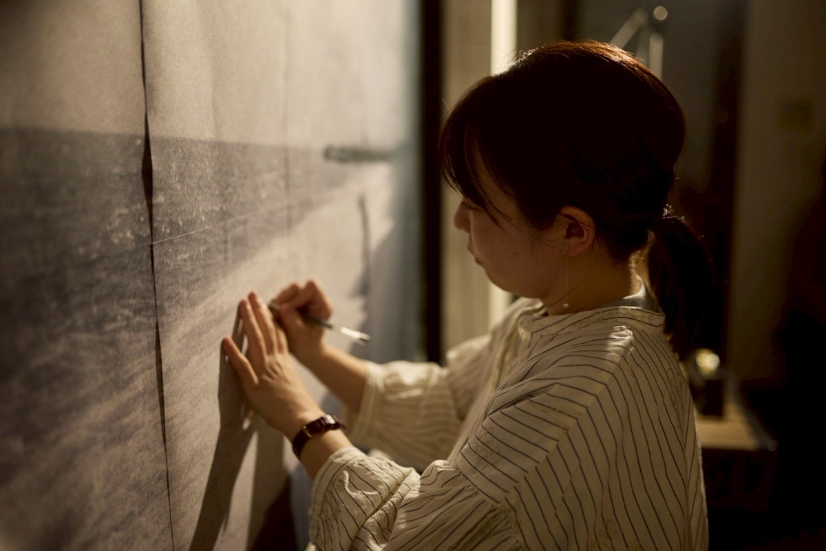 kochiartwarming's tweet photo. 「YORIAI SESSION vol.1」

写真家・前田実津さんが撮影した一枚の写真。
（本番直前まで、内容は知らさず）

その写真から��じたものを画家・横山千春さんが即興で筆を走らせる。
さらにサンドイッチパーラーのお二人が、そのライブペインティングに呼応するように、これまた即興で音を紡いでいく。 https://t.co/eKHqYpCVg7