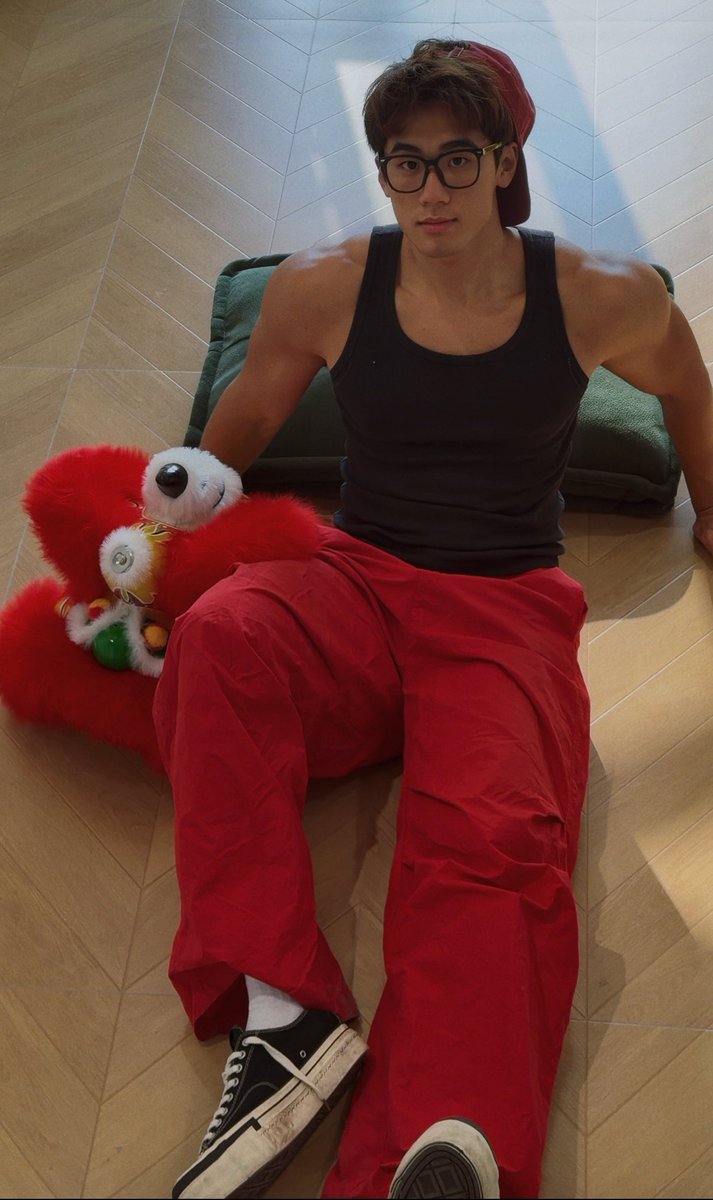 别看我小 tweet media