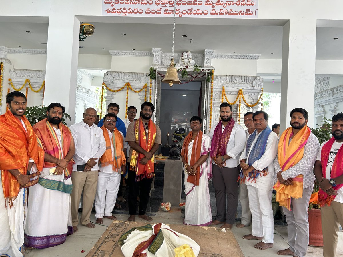 GADDAMRAVIYADAV's tweet photo. శేరిలింగంపల్లి రాజీవ్ స్వగృహ ఆలయంలో 41 రోజుల ఆధ్యాత్మిక కార్యక్రమం ఘనంగా నిర్వహించబడింది. స్థానిక నాయకులు, కాలనీ వాసులు, మహిళలు, యువత పెద్ద సంఖ్యలో పాల్గొని ప్రత్యేక పూజలు నిర్వహించారు. అనంతరం అన్నదానం కార్యక్రమం నిర్వహించారు. #TempleProgram #41DaysDeeksha #DevotionalLife https://t.co/dovS2Ewe8k