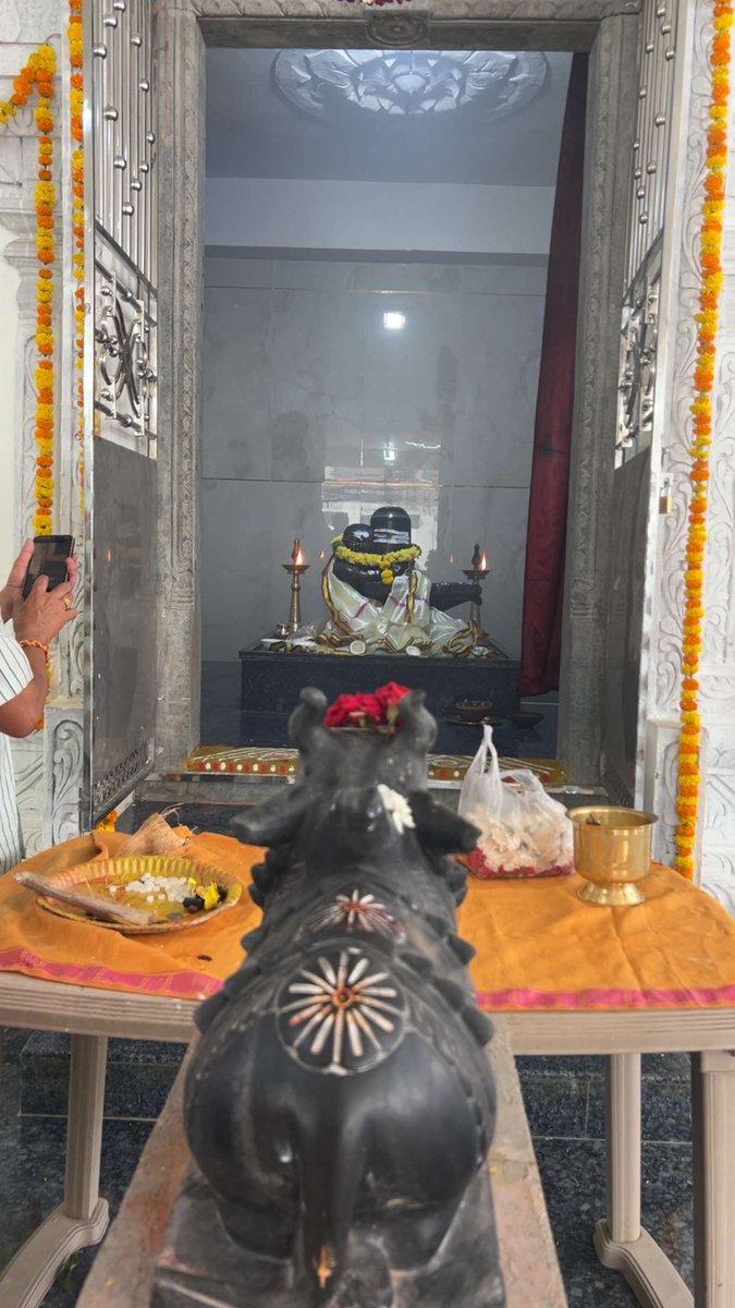 GADDAMRAVIYADAV's tweet photo. శేరిలింగంపల్లి రాజీవ్ స్వగృహ ఆలయంలో 41 రోజుల ఆధ్యాత్మిక కార్యక్రమం ఘనంగా నిర్వహించబడింది. స్థానిక నాయకులు, కాలనీ వాసులు, మహిళలు, యువత పెద్ద సంఖ్యలో పాల్గొని ప్రత్యేక పూజలు నిర్వహించారు. అనంతరం అన్నదానం కార్యక్రమం నిర్వహించారు. #TempleProgram #41DaysDeeksha #DevotionalLife https://t.co/dovS2Ewe8k