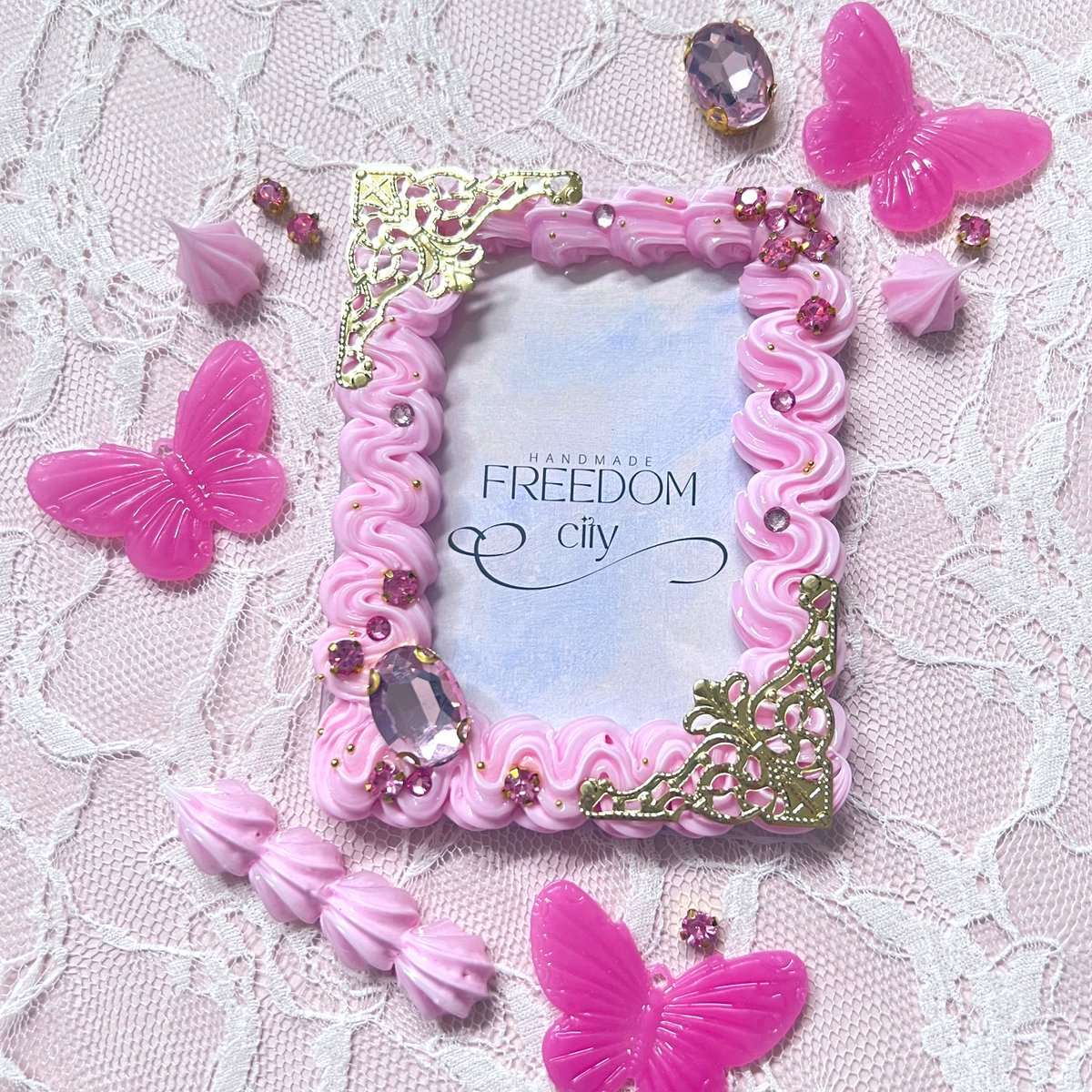 FREEDOMcity00's tweet photo. 🌷 𝐌𝐨𝐫𝐠𝐚𝐧𝐢𝐭𝐞 𝐏𝐢𝐧𝐤
─ 清浄な愛。

・至高の玉座をイメージした【王宮】
・甘く切ない春を閉じ込めた【初恋】
・幻想的な旋律が流れる【夢幻】

桜のように柔らかなピンクとゴールドの、優美な共演。

#ホイップデコ #FREEDOMcity #ルミカレ https://t.co/N0byQh0czf
