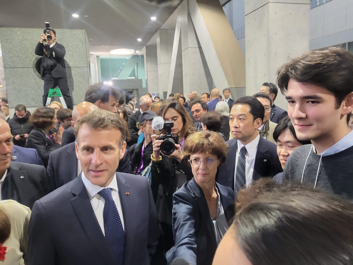lfikyoto's tweet photo. Une rencontre exceptionnelle avec le Président de la République. Un moment inoubliable pour nos élèves. 
🇫🇷🇯🇵
#FranceJapon #lfikyoto 

@ambafrancejp 
@aefeinfo https://t.co/fgF3fyjPcD