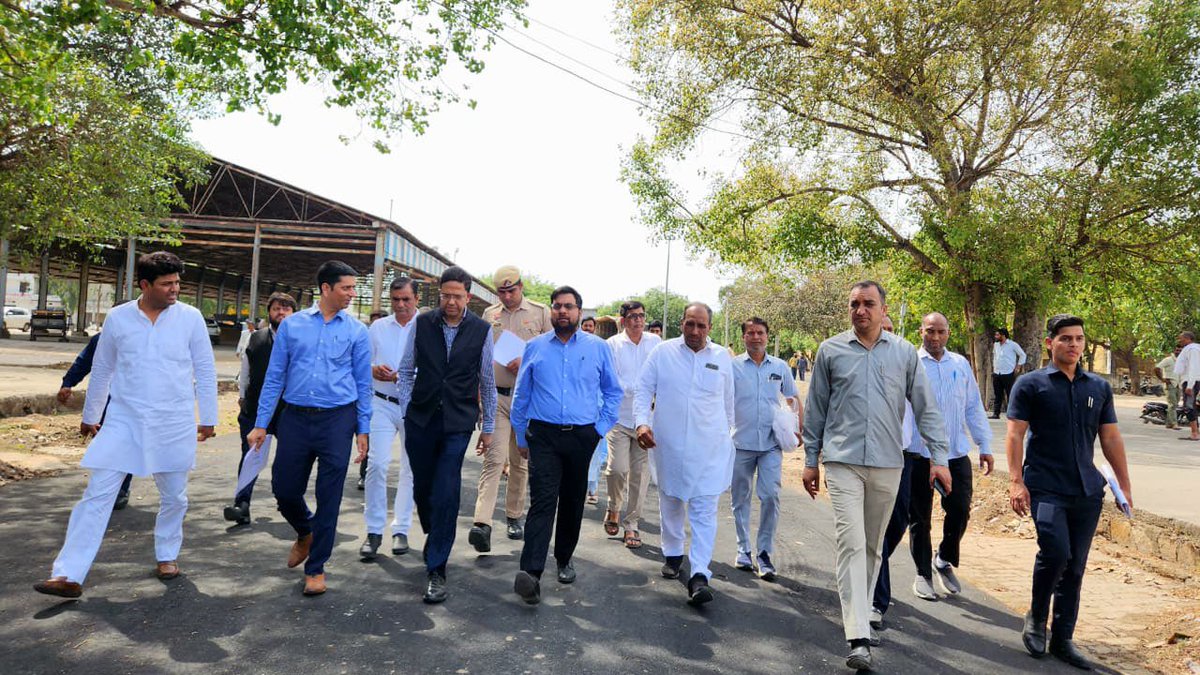 DC_Faridabad's tweet image. #Information | Shri Amit Aggarwal, Secretary to the Government of Haryana and Commissioner of the Department of Industries and Commerce, along with Deputy Commissioner Shri Ayush Sinha, inspected the Mohna Grain Market today.

During the inspection, they held discussions with