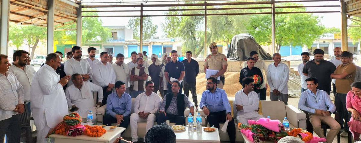 DC_Faridabad's tweet image. #Information | Shri Amit Aggarwal, Secretary to the Government of Haryana and Commissioner of the Department of Industries and Commerce, along with Deputy Commissioner Shri Ayush Sinha, inspected the Mohna Grain Market today.

During the inspection, they held discussions with