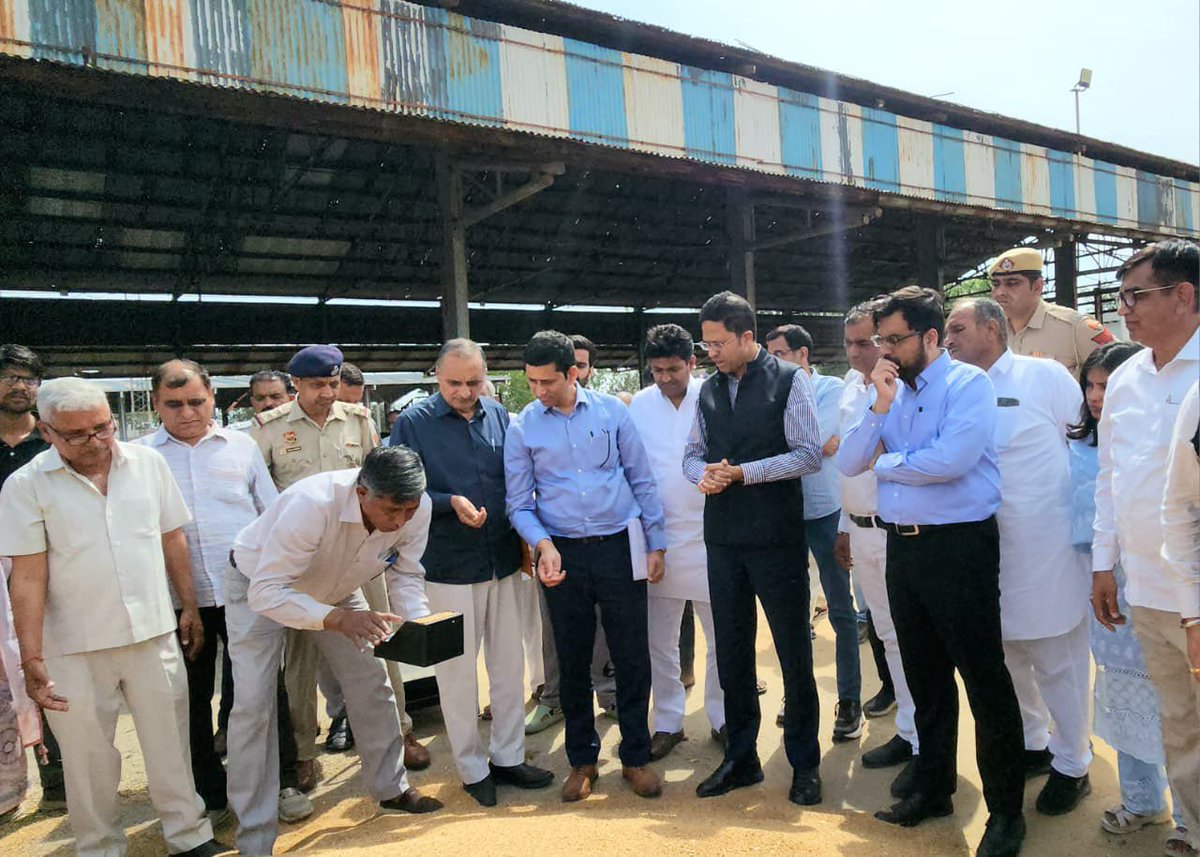 DC_Faridabad's tweet image. #Information | Shri Amit Aggarwal, Secretary to the Government of Haryana and Commissioner of the Department of Industries and Commerce, along with Deputy Commissioner Shri Ayush Sinha, inspected the Mohna Grain Market today.

During the inspection, they held discussions with